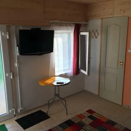 Hajnal Vendeghaz A Tavaknal Guest house Sarkeresztes